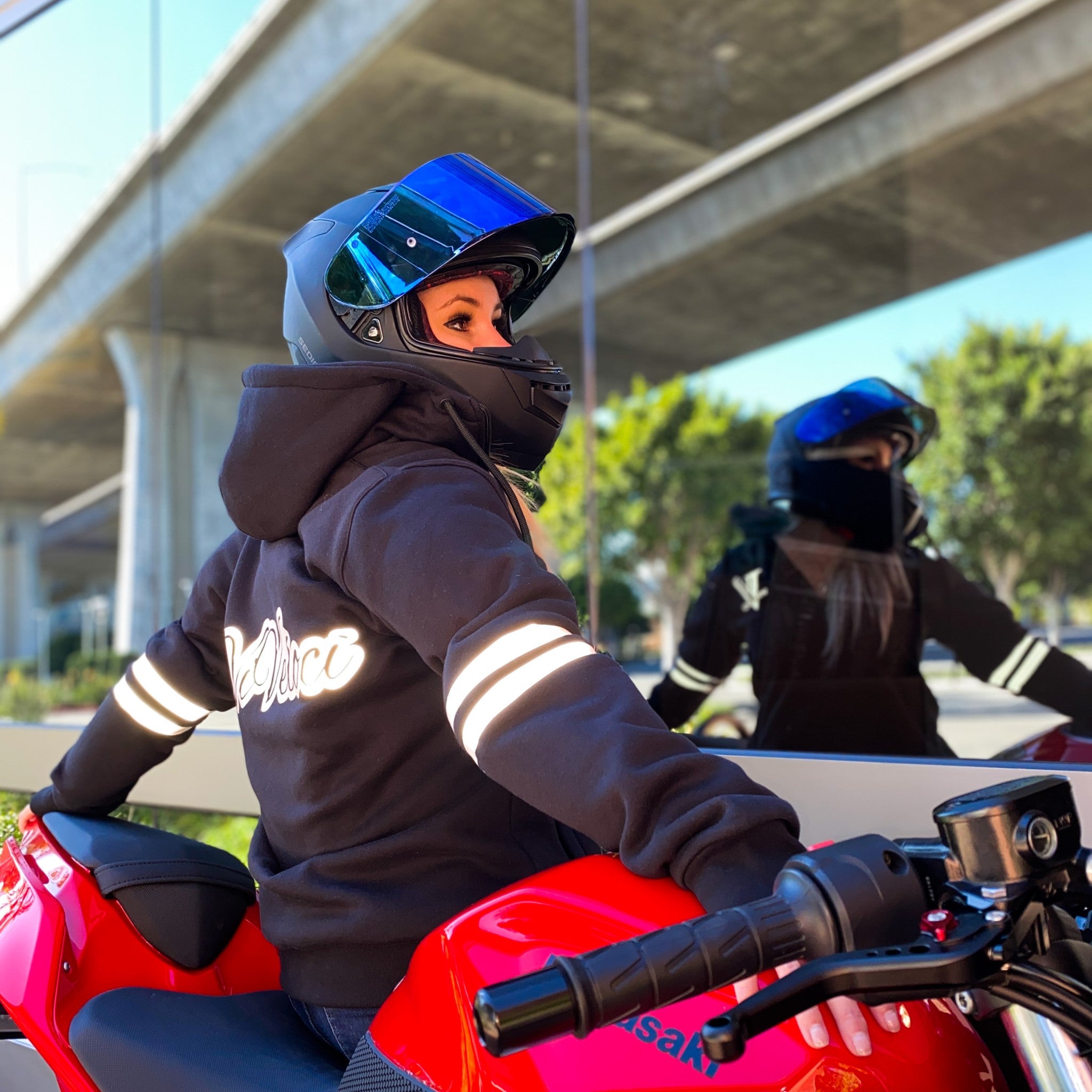 Jaclyn (@ms.motobabe) wearing ViVeloci Kevlar-lined Armored Reflective Hoodie in black.